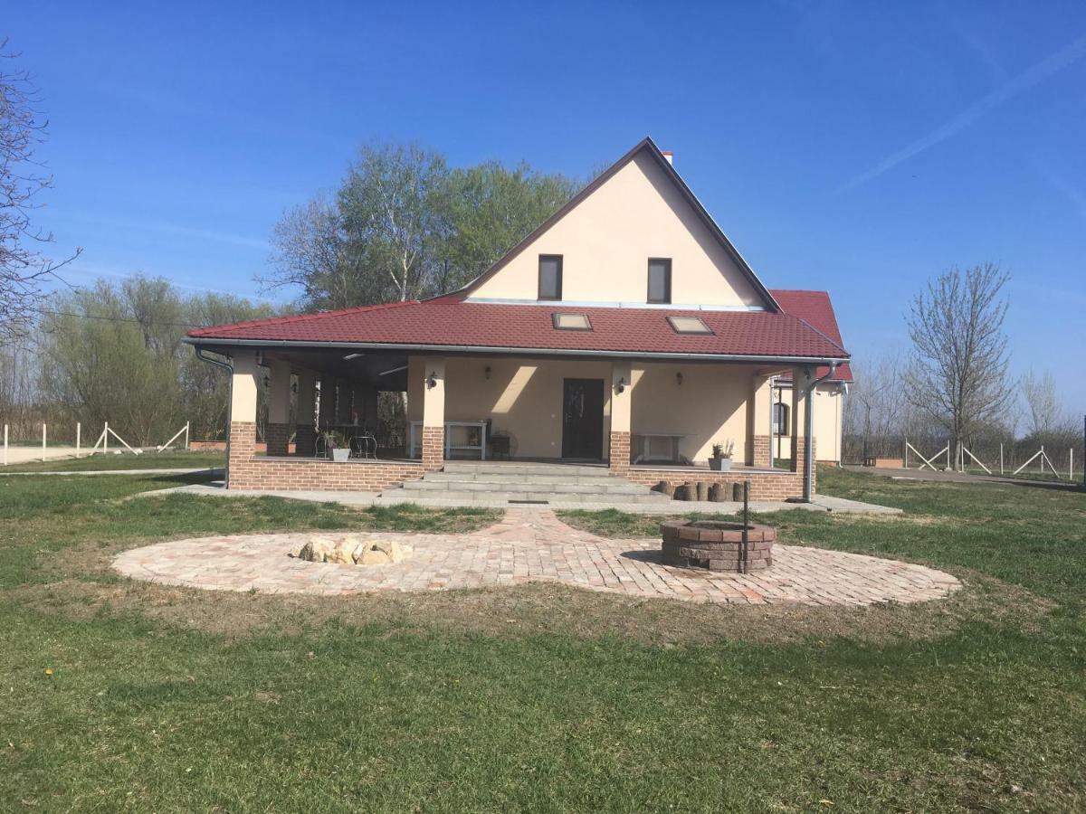 Tiszavilag Pihenohaz Hotel Tiszakécske Exterior photo